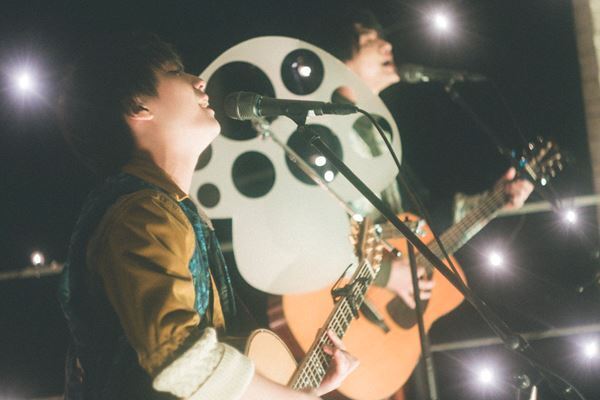 もう子供じゃない、でも大人でもない19歳のふたりだからできる演奏がここに！ さくらしめじ配信ライブレポート