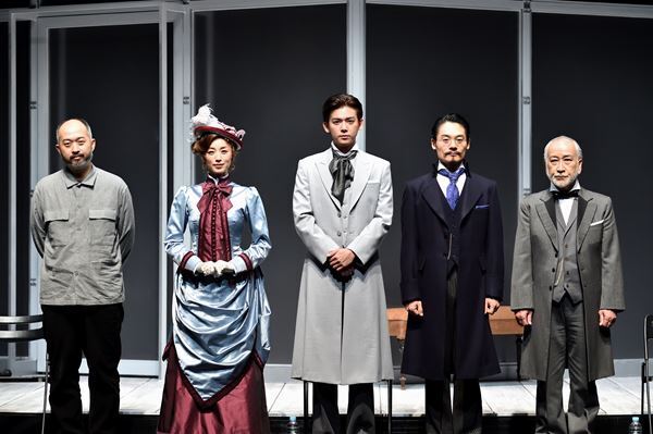 小瀧望、表情から全身にいたるまでを歪ませて“エレファント・マン”を熱演！ 舞台『エレファント・マン』が開幕