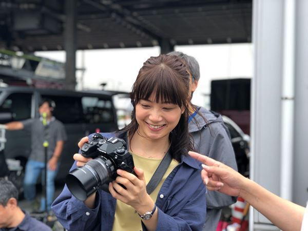 深川麻衣のカメラへの愛情が伝わる姿が　『おもいで写眞』メイキングショット公開