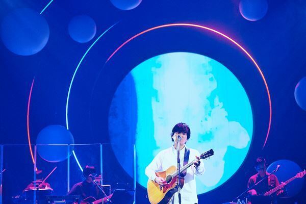 秦基博、“ひとつの終わりと、ひとつのはじまり”　「HATA MOTOHIRO CONCERT TOUR 2020 -コペルニクス-」配信ライブレポート