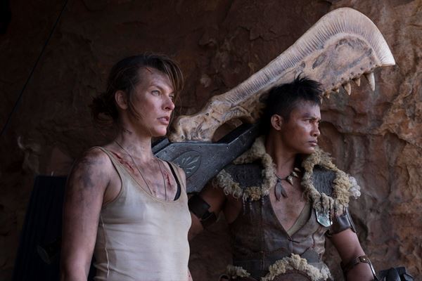 ミラ・ジョヴォヴィッチ×トニー・ジャーの共闘　『モンスターハンター』本編映像公開