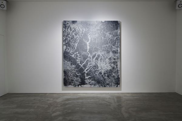 名和晃平の個展「Oracle」がGYRE GALLERYで開催中　鎌倉時代の彫刻にオマージュを捧げた新作などを発表