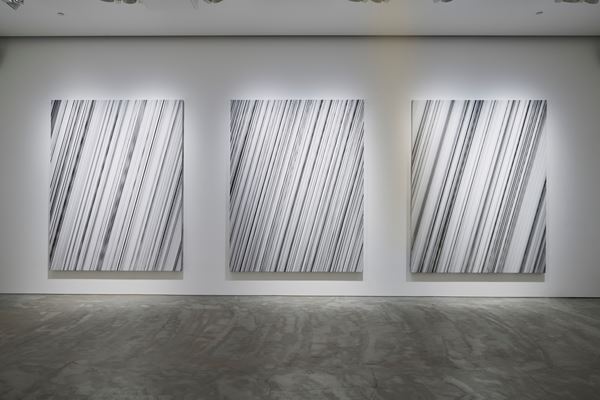 名和晃平の個展「Oracle」がGYRE GALLERYで開催中　鎌倉時代の彫刻にオマージュを捧げた新作などを発表