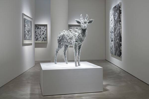 名和晃平の個展「Oracle」がGYRE GALLERYで開催中　鎌倉時代の彫刻にオマージュを捧げた新作などを発表