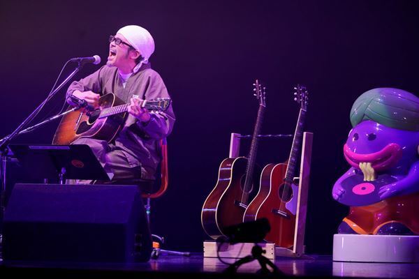 奥田民生が「たったひとり」で描く無限の開放感　有観客＆生配信の『ひとり股旅 2020』最終日レポート