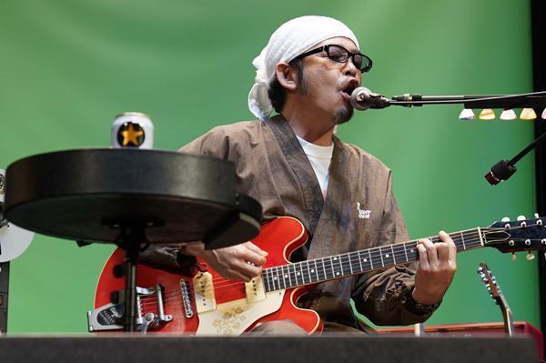 奥田民生が「たったひとり」で描く無限の開放感　有観客＆生配信の『ひとり股旅 2020』最終日レポート