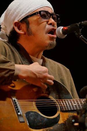 奥田民生が「たったひとり」で描く無限の開放感　有観客＆生配信の『ひとり股旅 2020』最終日レポート