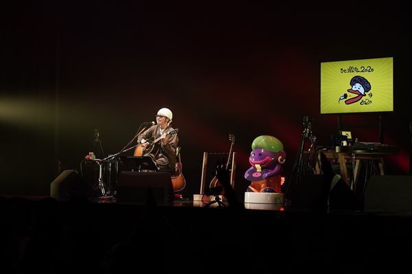 奥田民生が「たったひとり」で描く無限の開放感　有観客＆生配信の『ひとり股旅 2020』最終日レポート