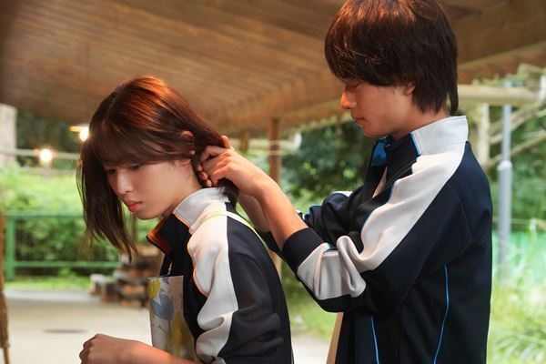 浮所飛貴が白石聖の髪を束ねる　『胸が鳴るのは君のせい』胸キュン必至のカット＆現場レポート到着