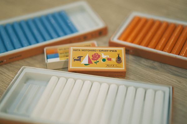 秦基博、朝ドラ主題歌「泣き笑いのエピソード」2色のコラボカラークレパス完成　本日11月26日よりセット販売