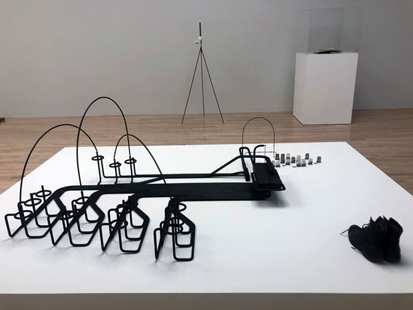 オランダ出身のアーティスト、マーク・マンダース 日本の美術館では初となる個展の展示風景をレポート！