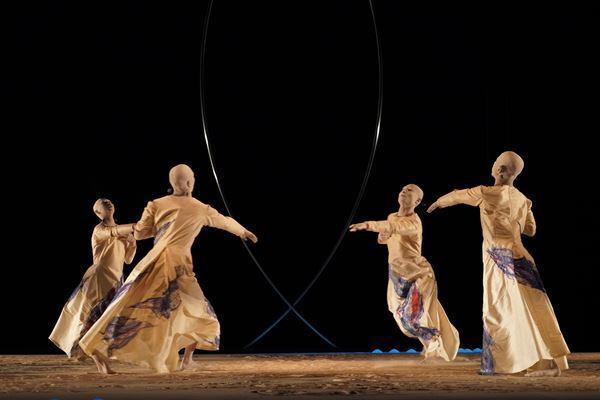 天児牛大率いる山海塾が最新作『ARC 薄明・薄暮』を関西初上演