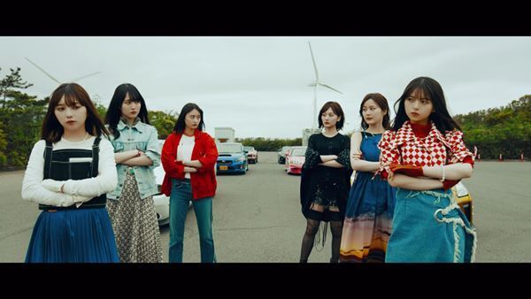 乃木坂46、総額1億円の車で3対3のカーレースを繰り広げる「ごめんねFingers crossed」MV公開