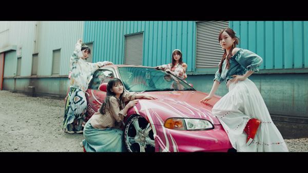 乃木坂46、総額1億円の車で3対3のカーレースを繰り広げる「ごめんねFingers crossed」MV公開