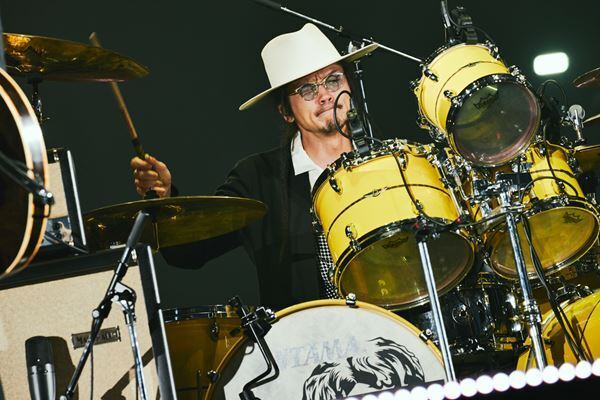 [Alexandros]が新たな一歩を踏み出した「区切りの日」 10周年＆サトヤス勇退ライブ幕張メッセ2日目レポート