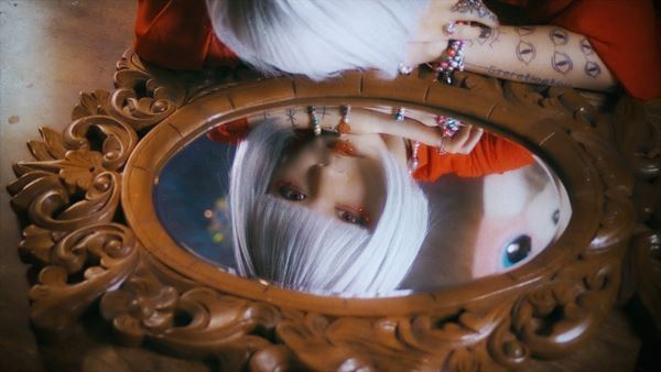 4s4ki、囚われの主人公と束縛する親の二役を演じる「ALICE feat. Smrtdeath」MV公開