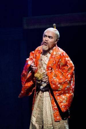 宮田俊哉、8年ぶりの単独主演作『グレートプリテンダー』開幕で“宮汁”ブシャー