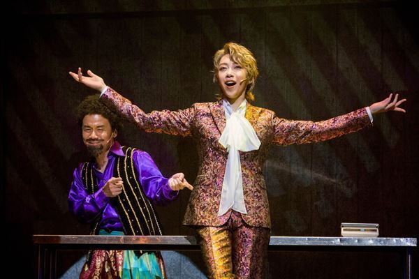 宮田俊哉、8年ぶりの単独主演作『グレートプリテンダー』開幕で“宮汁”ブシャー