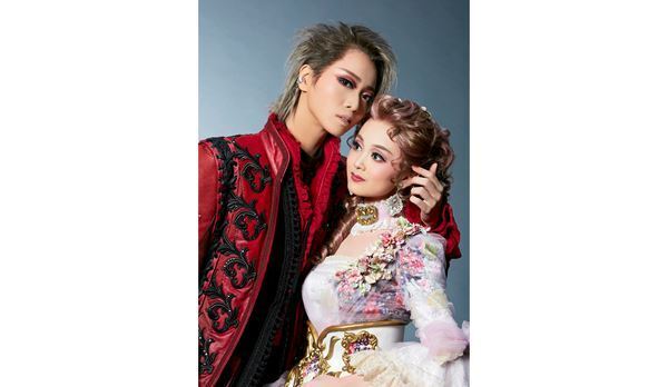 宝塚星組の新トップコンビによる『ロックオペラ　モーツァルト』が開幕