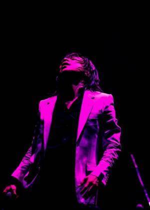 宮本浩次、溢れる衝動で希望の歌を轟かす　有観客＆配信で実現したバースデー公演『宮本浩次縦横無尽』レポート