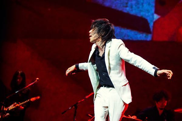 宮本浩次、溢れる衝動で希望の歌を轟かす　有観客＆配信で実現したバースデー公演『宮本浩次縦横無尽』レポート