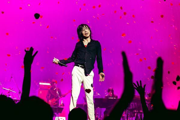 宮本浩次、溢れる衝動で希望の歌を轟かす　有観客＆配信で実現したバースデー公演『宮本浩次縦横無尽』レポート