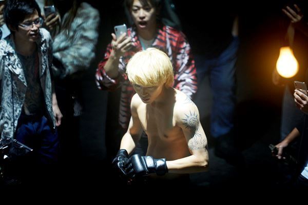 磯村勇斗「もうわけがわからないことをしていました（笑）」　『ヤクザと家族 The Family』ファイト場面写真公開