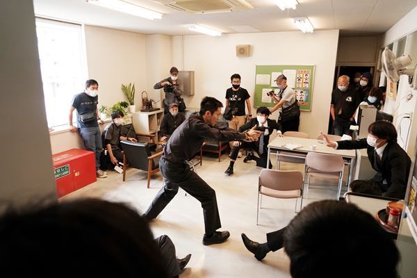 松坂桃李がワイルド刑事にパワーアップ！　鈴木亮平、村上虹郎らがしのぎを削る『孤狼の血 LEVEL2』メイキング写真公開