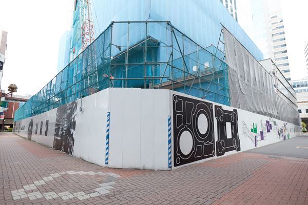 展示テーマは「再生／新生」。森山大道と開発好明のアートウォールが歌舞伎町一丁目に出現！