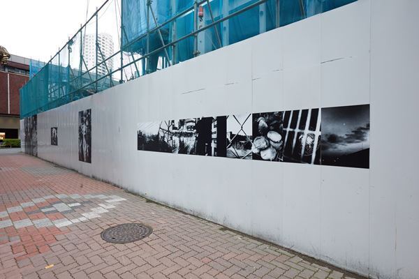 展示テーマは「再生／新生」。森山大道と開発好明のアートウォールが歌舞伎町一丁目に出現！