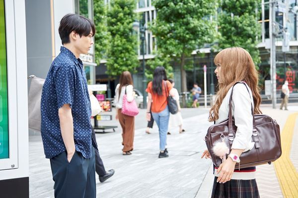 松村北斗が美女からの逆ナンをスルー　『ライアー×ライアー』より新たな本編映像公開