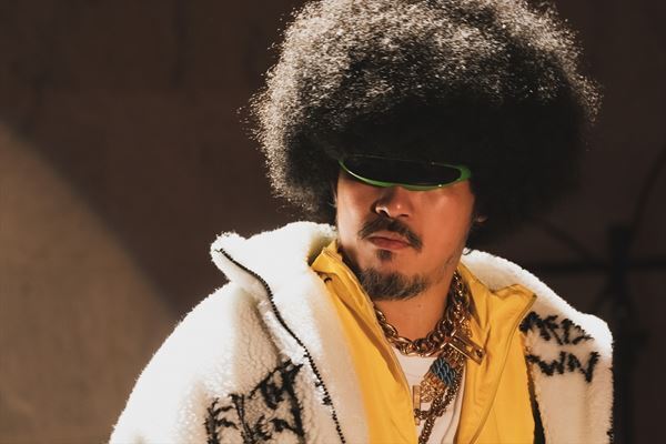 秦 基博 × スキマスイッチ、16分超の大作MV「冬はこれからだ！」公開