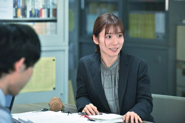 松岡茉優、大泉洋との共演を語る　『騙し絵の牙』インタビュー映像＆場面写真公開