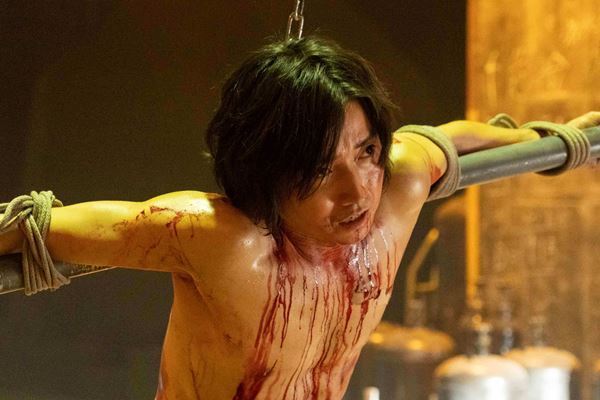 藤原竜也が絶体絶命のピンチ！　映画『太陽は動かない』スリリングなシーンを捉えた特別映像公開