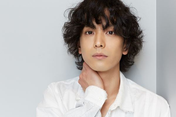 黒羽麻璃央×甲斐翔真 大ヒットミュージカルに挑む“ロミオ一年生”のふたり「頼りあって、戦友として」