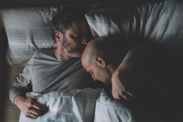 コリン・ファースとスタンリー・トゥッチが小さなベッドで身を寄せ合う　『スーパーノヴァ』本編映像公開