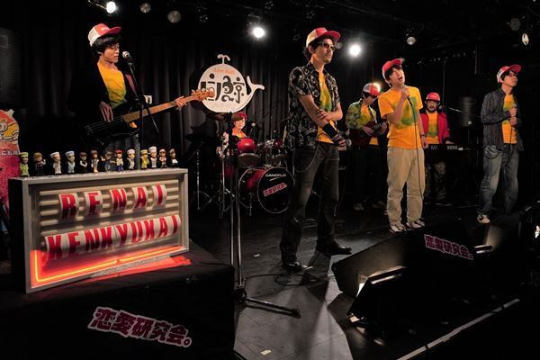 松坂桃李×仲野太賀、名曲『恋ING』を熱唱　『あの頃。』新場面写真公開