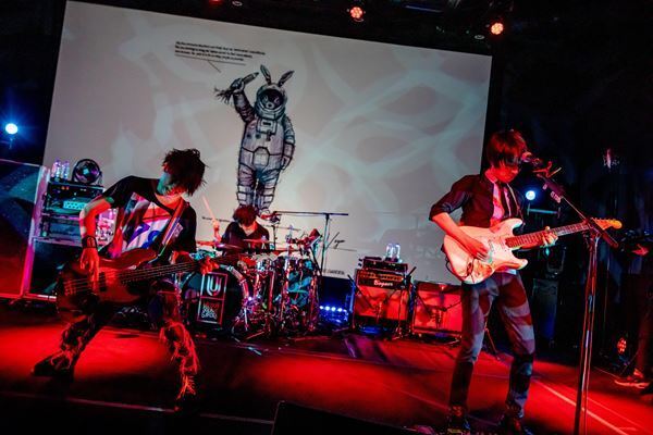 UNISON SQUARE GARDEN、アルバム『Patrick Vegee』引っさげ10月より全国ツアー開催