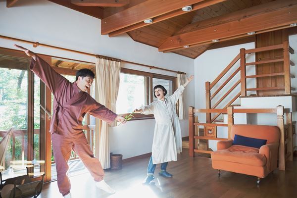 小林聡美主演『ペンションメッツァ』第1話放送後全話一挙配信決定　個性的ゲストたちの姿捉えた場面写真も