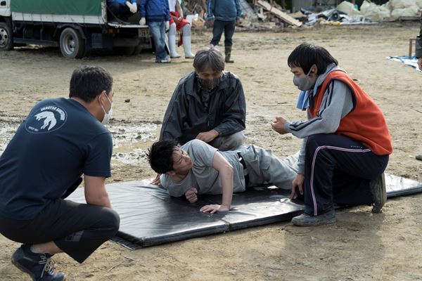佐藤健の顔が泥水に浸る衝撃シーンの裏側　『護られなかった者たちへ』メイキング映像公開