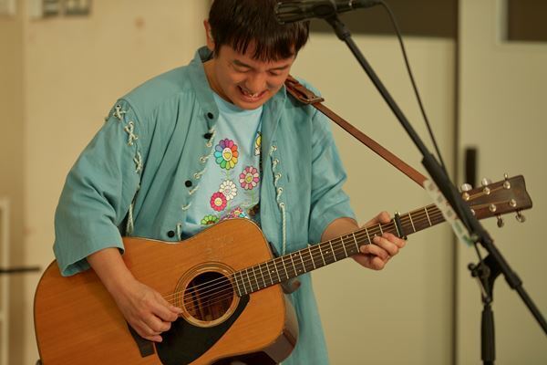 ゆず、母校・岡村中学校よりオンラインツアーDAY2を開催！ 教室、体育館から歌を届け感無量「胸がいっぱいです」