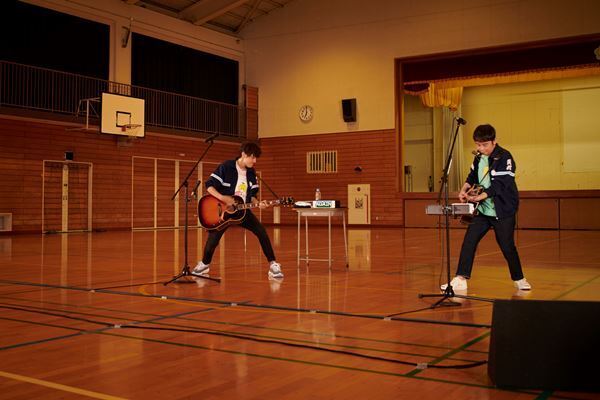 ゆず、母校・岡村中学校よりオンラインツアーDAY2を開催！ 教室、体育館から歌を届け感無量「胸がいっぱいです」