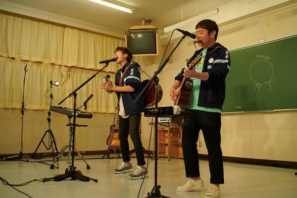 ゆず、母校・岡村中学校よりオンラインツアーDAY2を開催！ 教室、体育館から歌を届け感無量「胸がいっぱいです」