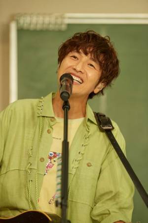 ゆず、母校・岡村中学校よりオンラインツアーDAY2を開催！ 教室、体育館から歌を届け感無量「胸がいっぱいです」