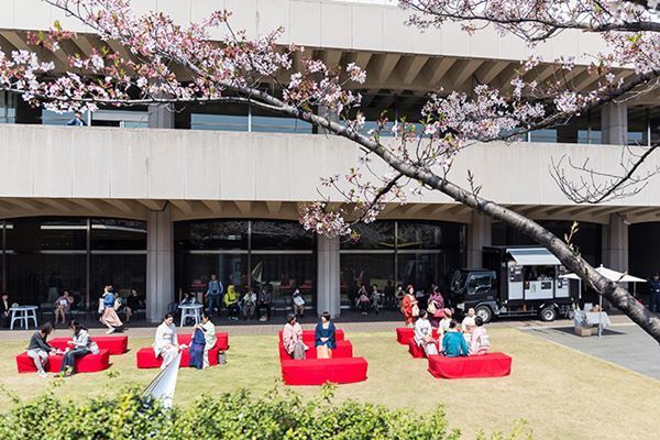 東京国立近代美術館にて、桜の開花にあわせた恒例の企画「美術館の春まつり」を開催