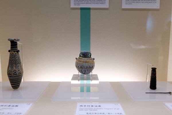 古代オリエントからルネ・ラリック、濱田庄司まで240点を紹介 パナソニック汐留美術館『香りの器 高砂コレクション展』