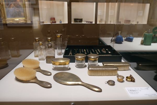 古代オリエントからルネ・ラリック、濱田庄司まで240点を紹介 パナソニック汐留美術館『香りの器 高砂コレクション展』