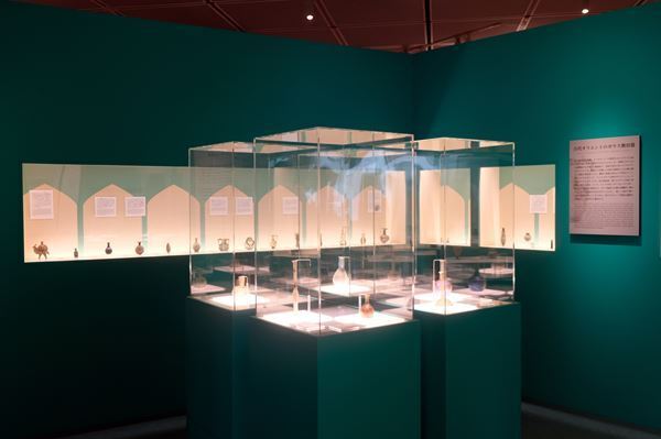 古代オリエントからルネ・ラリック、濱田庄司まで240点を紹介 パナソニック汐留美術館『香りの器 高砂コレクション展』