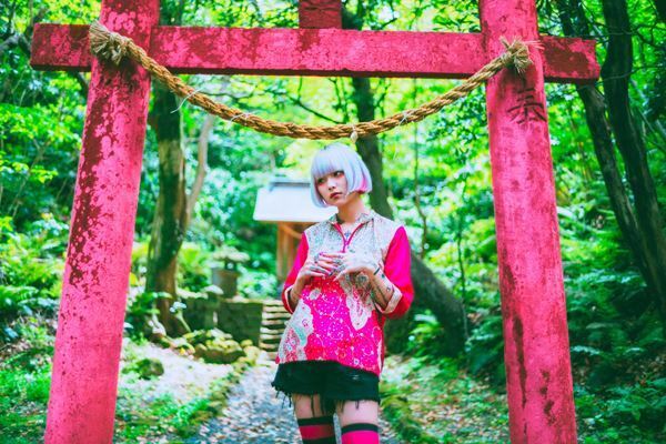 4s4ki、カオス極まるメジャーデビューアルバム『Castle in Madness』発表　新アー写も