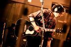 斉藤和義、最新シングル『一緒なふたり』スタジオライブ映像公開　第2弾のオリジナルグッズはウインドブレーカー